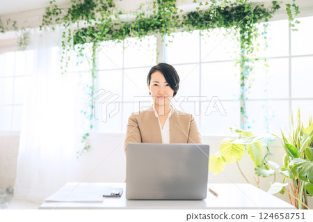 使用一台筆記本電腦的女人 使用一台筆記本電腦的女人 124658751