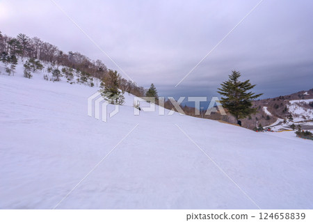 春天將近,山坡上白雪皚皚 春天將近,山坡上白雪皚皚 124658839