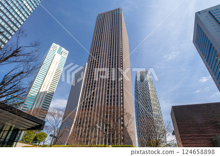 Shinjuku Center Building, a skyscraper in Nishi-Shinjuku that stands tall against the blue sky 124658898