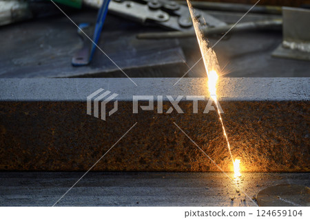 The rust removing on the square shape pipe by laser cleaner machine. 124659104