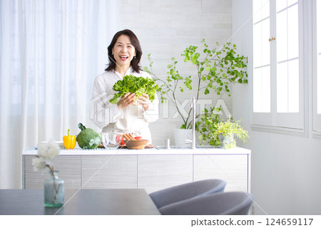 在廚房裡做飯的中年女人 在廚房裡做飯的中年女人 124659117