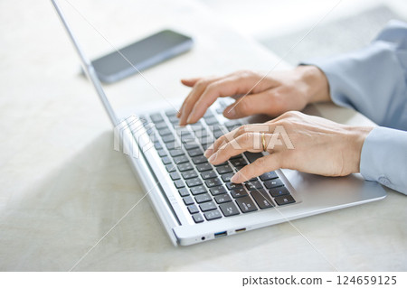 Middle woman using a computer in the living room 124659125