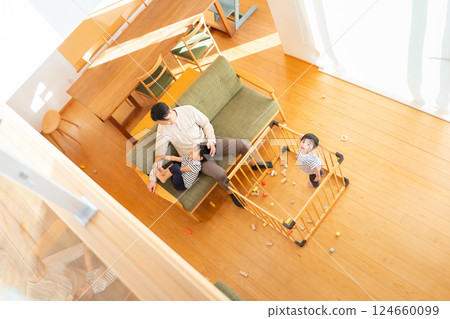 一個家庭在客廳放鬆身心 124660099