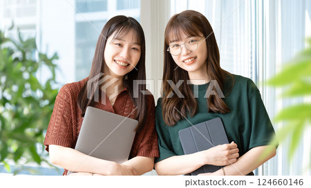 兩個友善的女商人 兩個友善的女商人 124660146