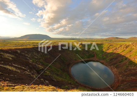 日落時分在美麗的火山口湖周圍徒步旅行 日落時分在美麗的火山口湖周圍徒步旅行 124660403