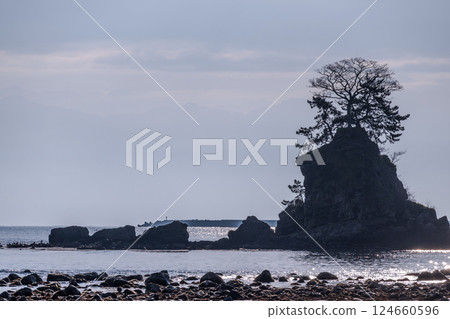 Views of the calm waves of Toyama Bay and the magical morning of Amaharashi Coast | Takaoka City, Toyama Prefecture 124660596