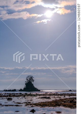 Views of the calm waves of Toyama Bay and the magical morning of Amaharashi Coast | Takaoka City, Toyama Prefecture Views of the calm waves of Toyama Bay and the magical morning of Amaharashi Coast | Takaoka City, Toyama Prefecture 124660597