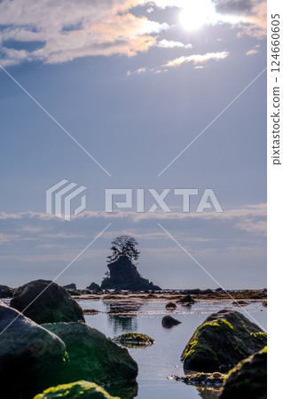 Views of the calm waves of Toyama Bay and the magical morning of Amaharashi Coast | Takaoka City, Toyama Prefecture 124660605