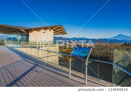 A view from the Nihondaira Yume Terrace Observation Corridor on a clear winter morning in Shizuoka City (Shizuoka Prefecture) 124660616
