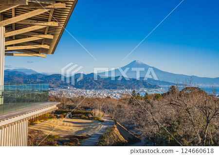 A view from the Nihondaira Yume Terrace Observation Corridor on a clear winter morning in Shizuoka City (Shizuoka Prefecture) 124660618
