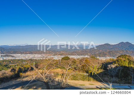 A view from the Nihondaira Yume Terrace Observation Corridor on a clear winter morning in Shizuoka City (Shizuoka Prefecture) 124660804