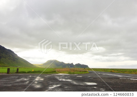 在北歐冰島的荒野中健行 在北歐冰島的荒野中健行 124660833