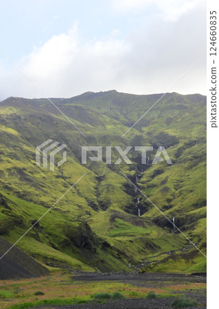 在北歐冰島的荒野中健行 124660835