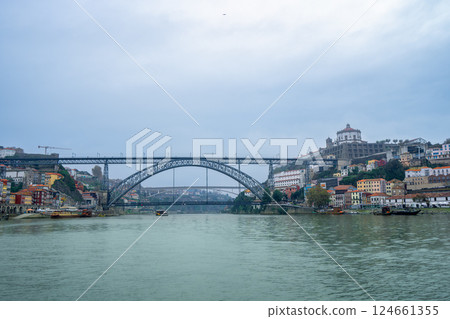 Porto's Iconic Dom Luis I Bridge on a Cloudy Afternoon. 124661355