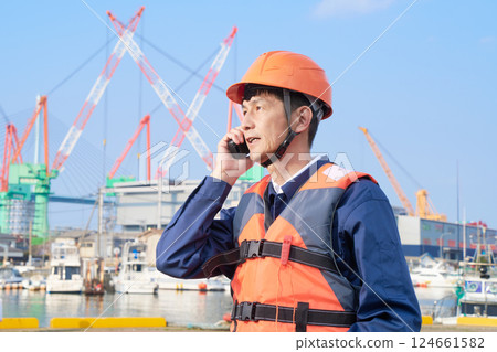 從事港口工作的男工人 124661582