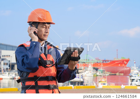 Male worker engaged in port work 124661584
