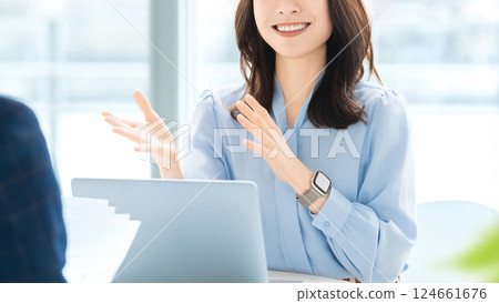 兩個男性和女性商人開會 124661676