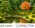 日式庭園的秋天：秋葉與池塘的寧靜景觀 124662706