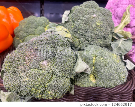 Green broccoli lies on the counter in the store 124662917
