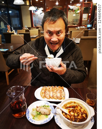 Man eating in a restaurant 124664037