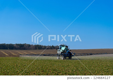 A self-propelled high-maintenance sprayer applies liquid fertilizers 124664127
