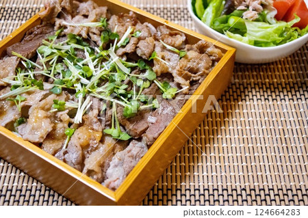 Delicious grilled meat bento 124664283