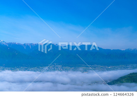 [Sea of clouds material] Sea of clouds in Azumino City in early summer seen from Mount Nagamine [Nagano Prefecture] 124664326