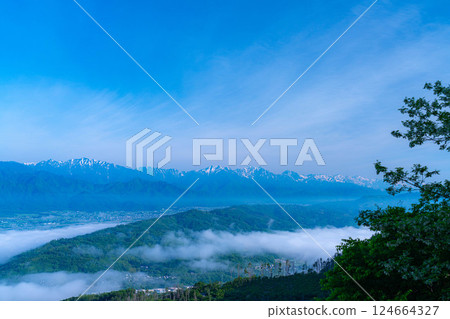 【雲海素材】從長峰山看到的初夏安曇野市的雲海【長野縣】 【雲海素材】從長峰山看到的初夏安曇野市的雲海【長野縣】 124664327