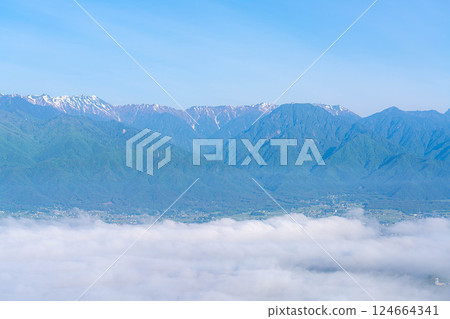 【雲海素材】從長峰山看到的初夏安曇野市的雲海【長野縣】 【雲海素材】從長峰山看到的初夏安曇野市的雲海【長野縣】 124664341