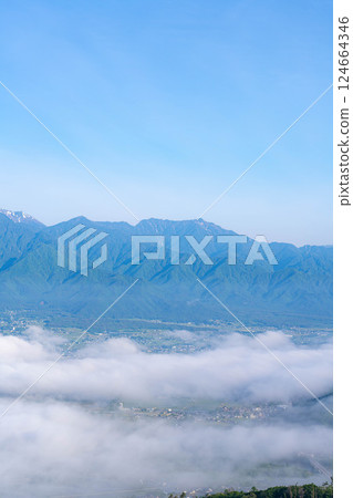 【雲海素材】從長峰山看到的初夏安曇野市的雲海【長野縣】 124664346