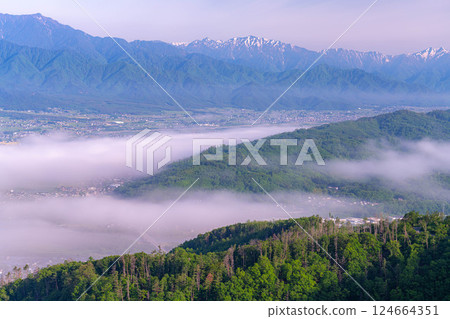 【雲海素材】從長峰山看到的初夏安曇野市的雲海【長野縣】 124664351