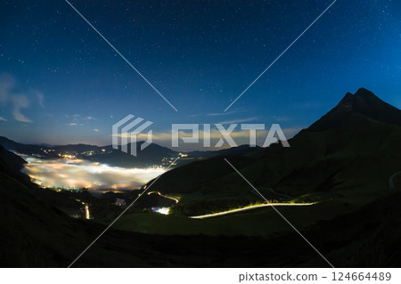 黎明前的由布院晨霧(大分縣由布市由布院) 黎明前的由布院晨霧(大分縣由布市由布院) 124664489