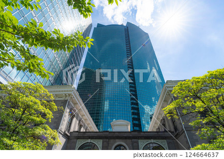 [Urban scenery] Buildings near Shinbashi, Tokyo in early summer [Tokyo] 124664637