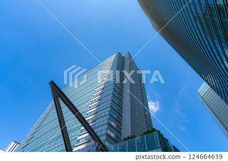 [Urban scenery] Buildings near Shinbashi, Tokyo in early summer [Tokyo] 124664639