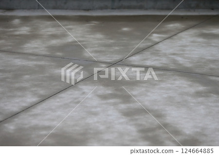 水泥地板的表面因雨水而潮濕。 124664885