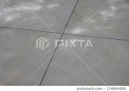 水泥地板的表面因雨水而潮濕。 124664886