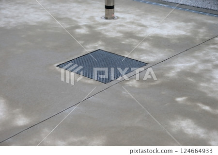 水泥地板的表面因雨水而潮濕。 水泥地板的表面因雨水而潮濕。 124664933