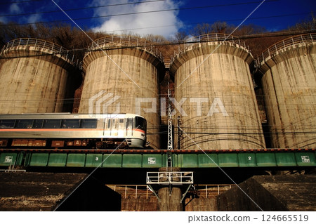 飯田線373系列列車穿過大富水壩境內，水庫高聳入雲。拍攝於2025年2月9日 124665519