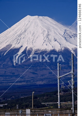 從稻田裡看冬季白雪皚皚的富士山 124666346