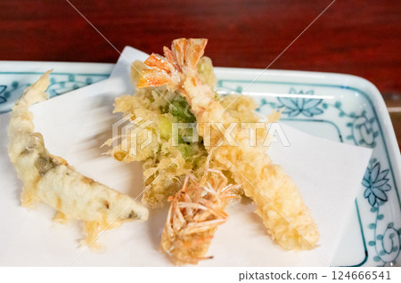 Assorted delicious tempura 124666541
