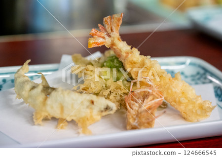 Assorted delicious tempura 124666545