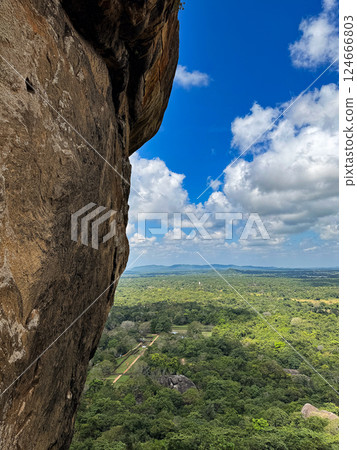 錫吉里耶岩石懸崖及其下的廢墟和森林，世界遺產 124666803