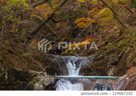 山梨縣山梨市的秋天：西澤溪谷的紅葉、七釜五段瀑布 124667292