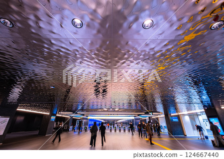 Osaka Metro夢島站的天花板和入口 124667440