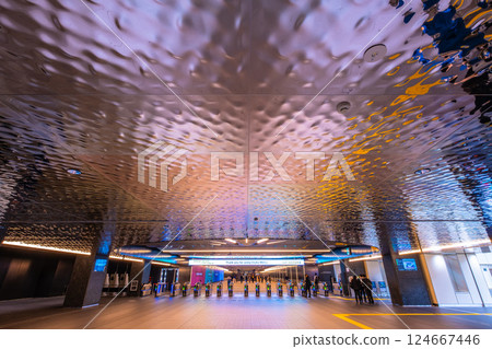 Osaka Metro夢島站的天花板和入口 124667446