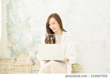 一位女士在膝蓋上操作筆記型電腦 一位女士在膝蓋上操作筆記型電腦 124667939