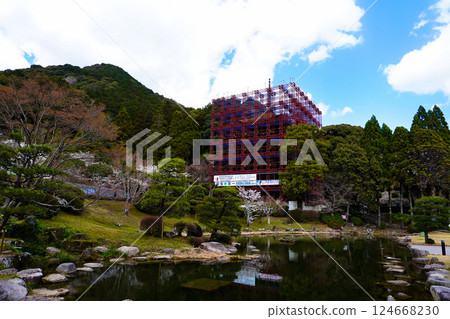 正在修繕的五重塔以及有櫻花和池塘的花園 124668230