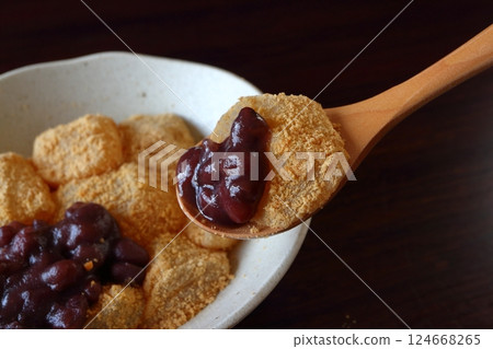 Kinako warabi mochi made with potato starch 124668265