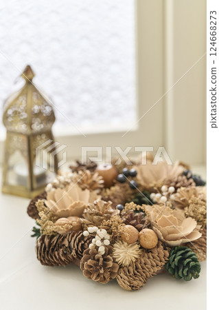 窗邊裝飾的聖誕花圈 - 聖誕形象 窗邊裝飾的聖誕花圈 - 聖誕形象 124668273