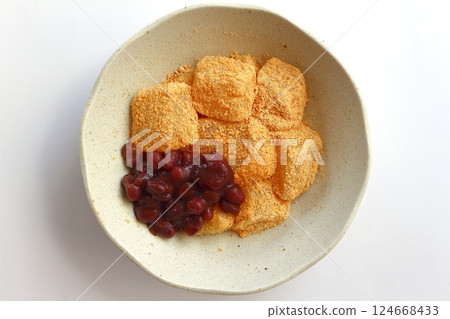 用馬鈴薯澱粉製作的黃豆粉紅蕨餅 124668433